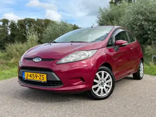 Ford Fiesta 1.25 Trend / Sportieve 3-deurs met Airco / Radio-CD / LM-Velgen / Perfect Onderhouden / 