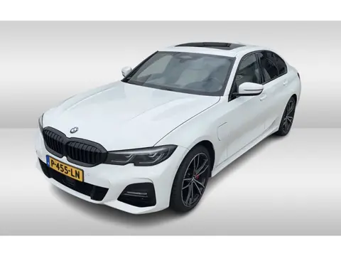 BMW 3-serie 330e High Executive / SOH 90,5% / Schuifdak / Camera / Head-up / Individual Leder / 19''