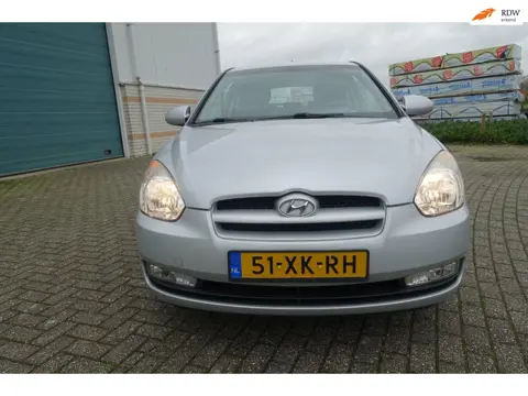 Hyundai Accent 1.4i Dynamic - VOL AUTOMAAT - lage km stand TREKHAAK - AIRCO 2e eigenaar - nieuwe ban