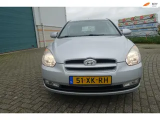 Hyundai Accent 1.4i Dynamic - VOL AUTOMAAT - lage km stand TREKHAAK - AIRCO 2e eigenaar - nieuwe ban