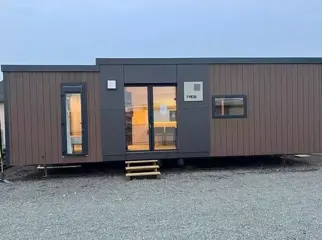 Gemeubileerde zeecontainer met twee slaapkamers te koop.