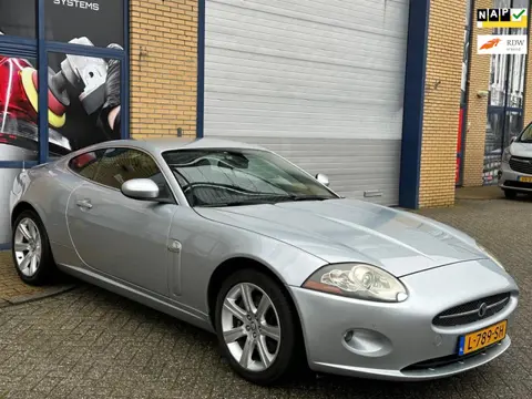 Jaguar XK 4.2 V8 Coupé, apk, V8, automaat, lichtmetaal, navigatie, pdc, inruil mogelijk.