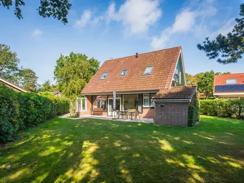 Vrijstaand gerenoveerd vakantiehuis op park Slufterhoek met tuin