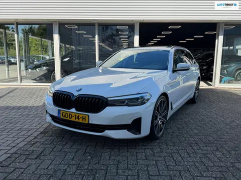 BMW 5-serie Touring 530e xDrive Executive / Navi / Climate / Camera / Panormadak / Leder / 20"breeds