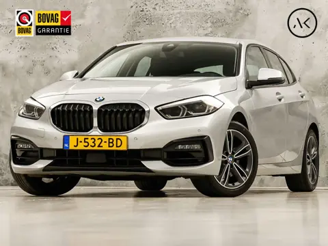 BMW 1 Serie 118i Sport Automaat (APPLE CARPLAY, GROOT NAVI, CLIMATE, LEDER, SPORTSTOELEN, PARKEERSEN