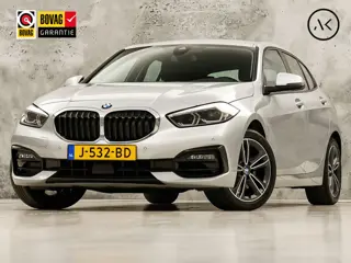 BMW 1 Serie 118i Sport Automaat (APPLE CARPLAY, GROOT NAVI, CLIMATE, LEDER, SPORTSTOELEN, PARKEERSEN