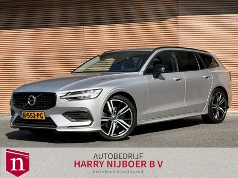 Volvo V60 2.0 B3 Momentum Advantage Sportstoelen / Trekhaak / Camera / Dealer Onderhouden