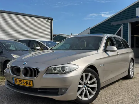 BMW 5-serie Touring 523i EXE Aut8 | ECC | 18" LMV | Leer | Navi | Pano