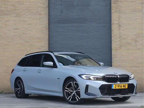 BMW 3 Serie Touring 330e xDrive M Sport | Pano | Haak | Camera | Sfeerverlichting