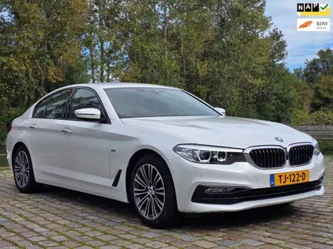 BMW 5-serie 520i Executive Automaat Zeer netjes navigatie trekhaak cruis control parkeer sensor