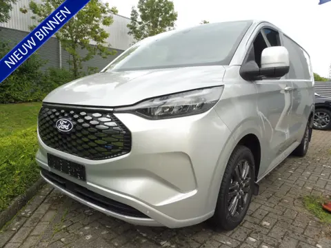 Ford E-Transit Cust. Nieuw en direct leverbaar 320 L1H1 Limited 71 kWh 160kW/218pk met 10.000,- kort