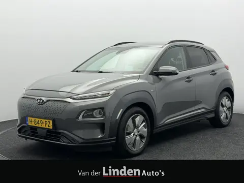 Hyundai KONA EV Premium 64 kWh | SoH 90,1% | Warmtepomp | Leer | Head-Up | Elektr. Stoelen | Adaptiv