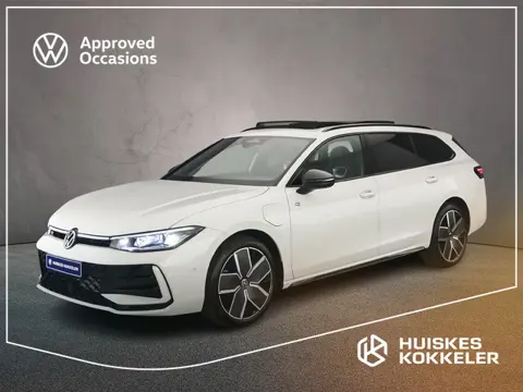 Volkswagen Passat Variant R-Line Edition 1.5 TSI eHybrid 272pk DSG Automaat Trekhaak, 360 camera, Pa