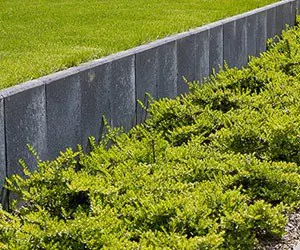 Betondelen voor het aanleggen van terras of tuinwand
