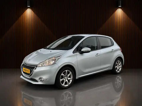 Peugeot 208 1.2 VTi Allure Panoramadak,set winterbanden