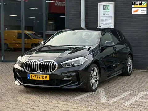 BMW 1-serie 118i Business Edition /SFEERVERLICHTING/CAMERA/NAVI/NL-AUTO NAP!!