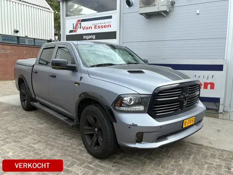 Dodge Ram 1500 5.7 V8 4x4 Crew Cab 5'7 Sport Grijze wrap, lage bijtelling, Apple carplay. Kicker sou