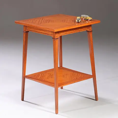 Satijnhouten bijzettafel ca 1890  met gevierendeelde bladen en ingelegde biezen