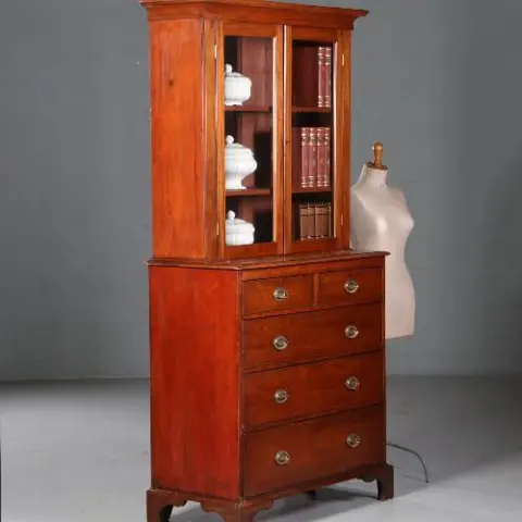 Boekenkast Servieskast in mahonie ca. 1880 met oud glas en laden in de onderkast