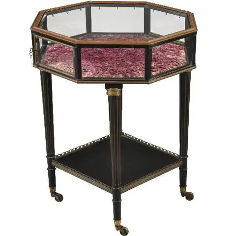 Unieke horloge- of vitrinetafel deurtjes en lijstwerk in brons op een gedraaid onderstel