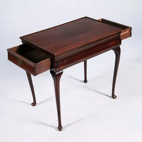 Hollandse wandtafel of theetafel 18e eeuw  met aan elke zijkant een kleine lade