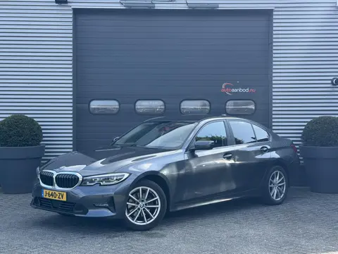 BMW 3-serie 320i xDrive High Executive Edition | Navigatie | Head-Up Display | DAB | Privacy Glass |