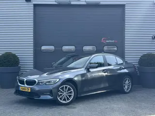 BMW 3-serie 320i xDrive High Executive Edition | Navigatie | Head-Up Display | DAB | Privacy Glass |