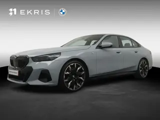 BMW 5-serie 520i M Sport Pro | Glazen Panoramadak | Trekhaak Elektrisch | Stuur- en Stoelverwarming 