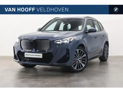BMW iX1 eDrive20 M Sport / Panoramadak / Sportstoelen / Comfort Access / Adaptieve LED / PDC