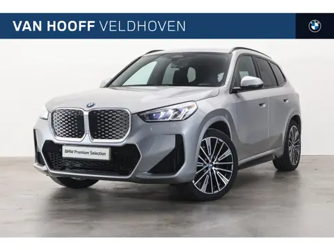 BMW iX1 xDrive30 M Sport / Sportstoelen / Achteruitrijcamera / Stoelverwarming / Getint glas