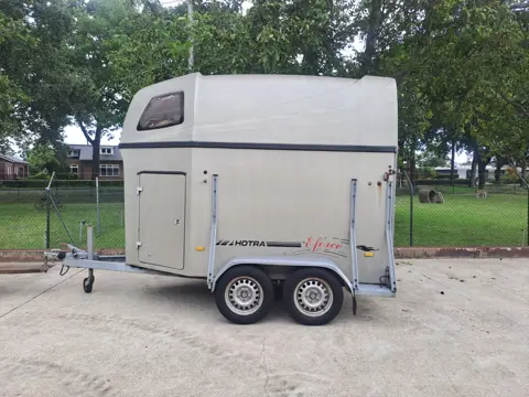 hotra 2 paardstrailer Polyester 2 bouwjaar 2004