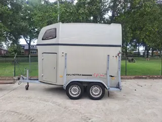 hotra 2 paardstrailer Polyester 2 bouwjaar 2004