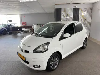 Toyota Aygo 1.0-12V Dynamic Navigator,Airco,E-Ramen,Navigatie,Lm velgen,N.A.P,5Deurs,2sleutels+boekj