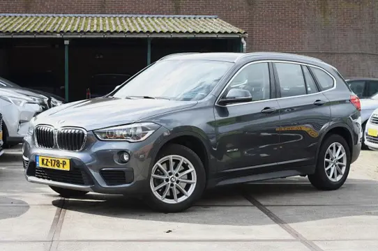 BMW X1 sDrive20i High Executive / NAP / Nieuwstaat 1ste Eig. / Trekhaak / Leder