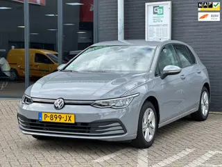 Volkswagen Golf 1.0 eTSI Life /DIGTAAL Cockpit/CARPLAY/SFEERVERLICHTING/NETTE STAAT!!