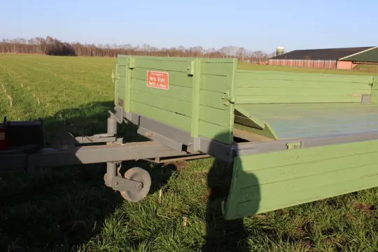 Mestwagen omgebouwd tot platte wagen met opklapbare zijwanden