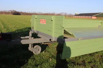 Mestwagen omgebouwd tot platte wagen met opklapbare zijwanden