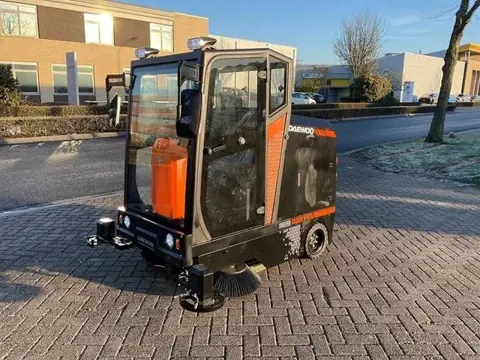 Daewoo DAS 100 Veegmachine met cabine (bj 2024)
