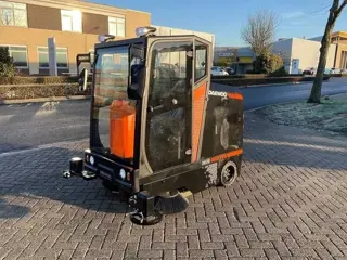 Daewoo DAS 100 Veegmachine met cabine (bj 2024)
