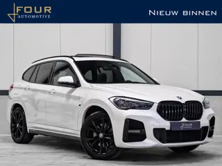BMW X1 xDrive20i M Sport | Trekhaak 2000kg | Panoramadak | Uniek! | Extreem netjes! |