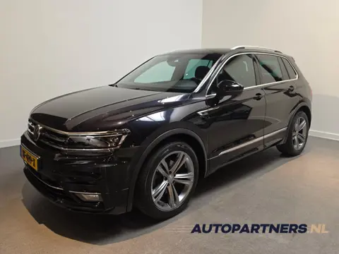 Volkswagen Tiguan 1.5 TSI ACT Highline Business R - Panoramadak - Stoelverwarming - Apple Carplay / 
