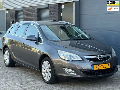 Opel Astra Sports Tourer 1.4 Cosmo NAVI LEER CLIMA CRUISE TREKHAAK APK NAP