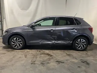 Foto 22 van Volkswagen Polo 1.0 TSI Life - Linksvoor en achter schade, Rondom gebruikersschade, Airbag lamp bran