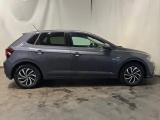 Foto 19 van Volkswagen Polo 1.0 TSI Life - Linksvoor en achter schade, Rondom gebruikersschade, Airbag lamp bran