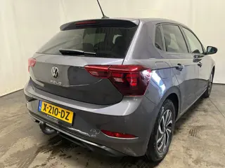 Foto 16 van Volkswagen Polo 1.0 TSI Life - Linksvoor en achter schade, Rondom gebruikersschade, Airbag lamp bran
