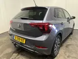 Foto 15 van Volkswagen Polo 1.0 TSI Life - Linksvoor en achter schade, Rondom gebruikersschade, Airbag lamp bran