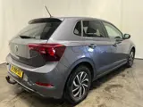 Foto 12 van Volkswagen Polo 1.0 TSI Life - Linksvoor en achter schade, Rondom gebruikersschade, Airbag lamp bran