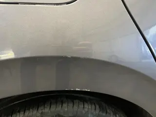 Foto 10 van Volkswagen Polo 1.0 TSI Life - Linksvoor en achter schade, Rondom gebruikersschade, Airbag lamp bran