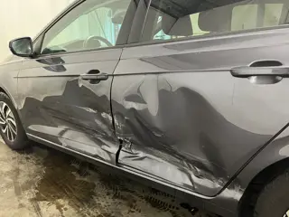 Foto 30 van Volkswagen Polo 1.0 TSI Life - Linksvoor en achter schade, Rondom gebruikersschade, Airbag lamp bran