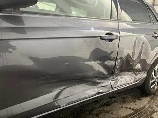 Foto 4 van Volkswagen Polo 1.0 TSI Life - Linksvoor en achter schade, Rondom gebruikersschade, Airbag lamp bran